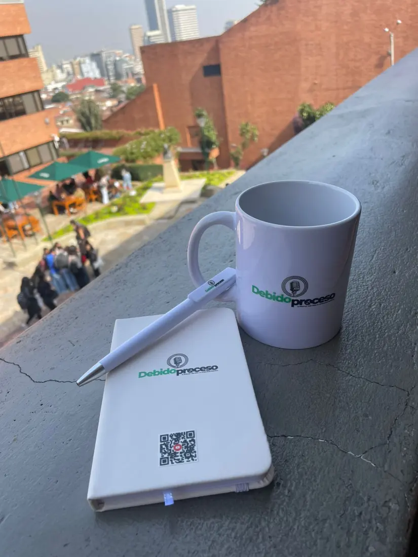 Kit de libreta y mug de Debido Proceso