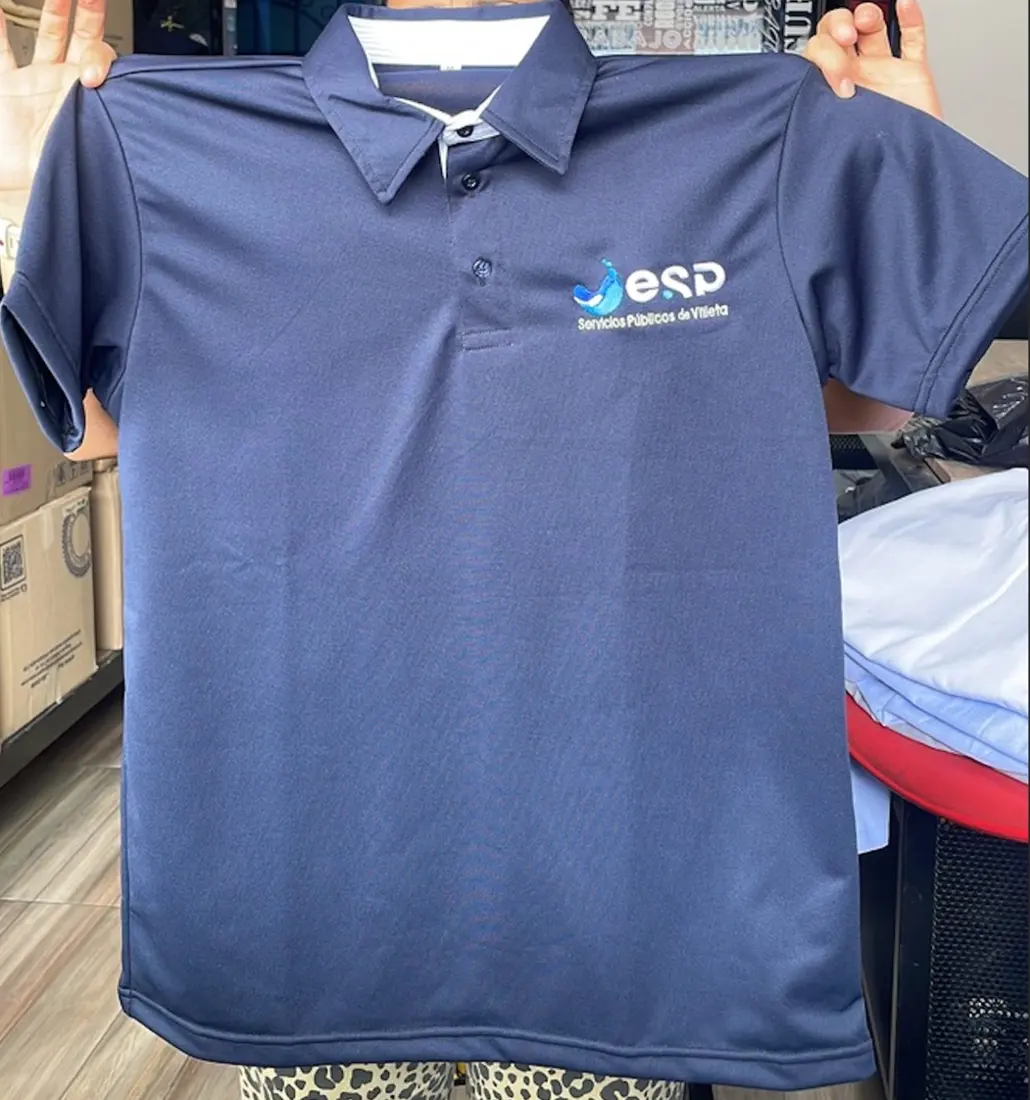Polo azul bordado de ESP